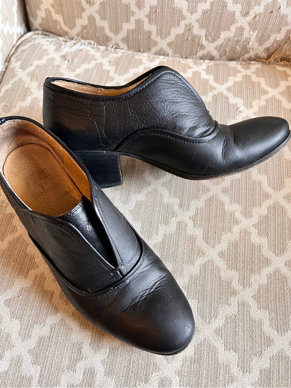 Frye black leather slip-on round toe booties boots women’s 7.5 fall witchy chic